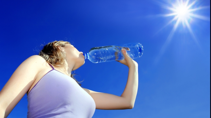 Chiar trebuie să bem doi litri de apă pe zi? Medicii ne dau un răspuns şocant