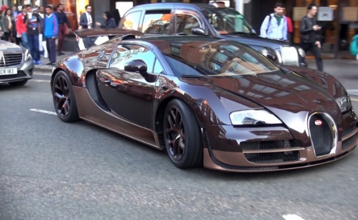 Poliţiştii au văzut un Bugatti Veyron pe stradă. Au rămas ÎNLEMNIŢI când au observat cine coboară