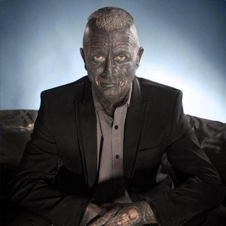 El este singurul politician din lume care are tatuaje pe 90% din suprafaţa corpului