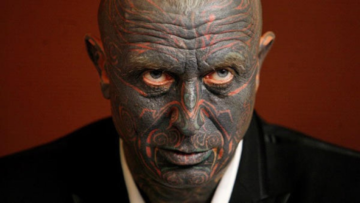 El este singurul politician din lume care are tatuaje pe 90% din suprafaţa corpului