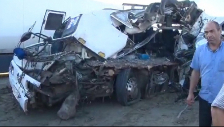 Grav accident de circulație. Un autocar s-a ciocnit violent de un camion: 9 morți, 27 de răniți
