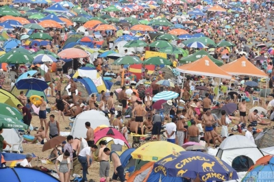 Toată lumea la mare. Imagini virale cu mulțimea de pe o plajă din China