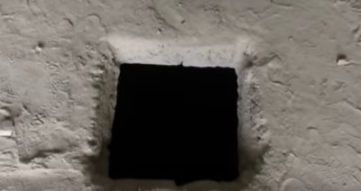 Au auzit sunete GROAZNICE într-o gaură din temelie. Au spart betonul cu târnăcopul, au rămas ŞOCAŢI