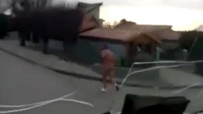 Cascadorii râsului: bărbat dezbrăcat, fugărit pe stradă cu cuțitul de soțul iubitei!