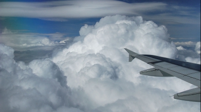 Fotografiau norii din avion. Brusc, ceva incredibil a apărut pe cer
