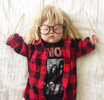 10 imagini uluitoare cu bebelușul care face furori pe Facebook. Au zeci de mii de like-uri