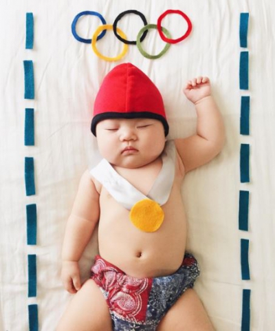 10 imagini uluitoare cu bebelușul care face furori pe Facebook. Au zeci de mii de like-uri