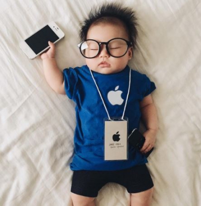 10 imagini uluitoare cu bebelușul care face furori pe Facebook. Au zeci de mii de like-uri