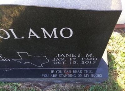 A ajuns la mormânt și s-a apropiat. Când a citit inscripția de pe piatră a încremenit