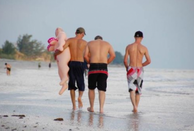 Aşa ceva nu ai mai văzut! Cum au putut să se fotografieze pe plajă