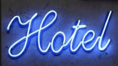 A găsit un bilet pe perna de la hotel. După ce l-a citit, s-a speriat și a dormit cu lumina aprinsă