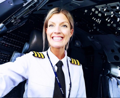 Cel mai sexy pilot! Pozele pe care le postează pe Instagram au mii de Like-uri