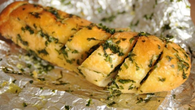 Rețeta pe care trebuie neapărat să o încerci: pâine de mălai cu usturoi și verdeață!