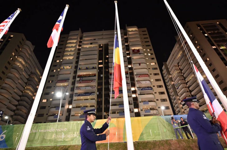 FOTO. Cum a arătat ceremonia de înălțare a tricolorului în Satul Olimpic. Album foto de colecţie