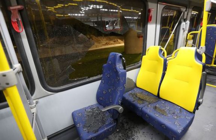 Incident la Rio. Un autocar care transporta jurnalişti a fost atacat 