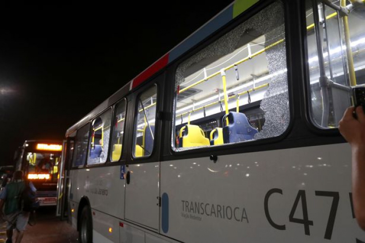 Incident la Rio. Un autocar care transporta jurnalişti a fost atacat 