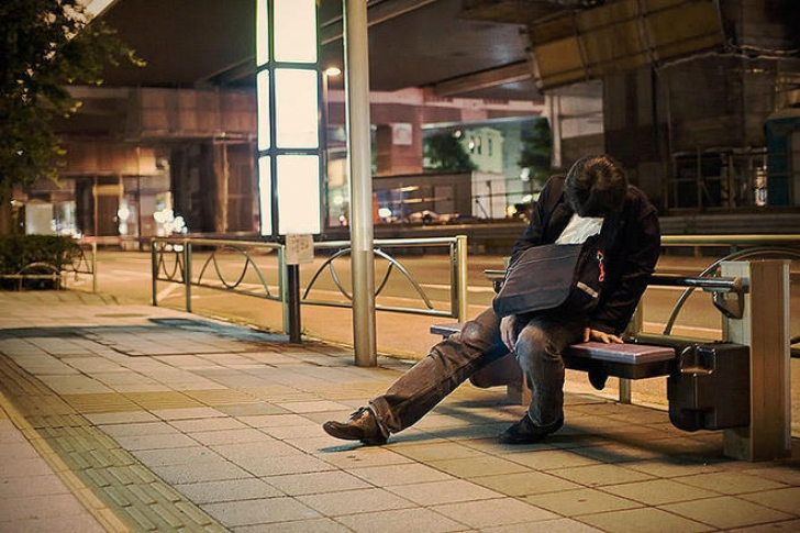 Poze incredibile cu angajaţii epuizaţi din Tokyo care adorm pe străzi 