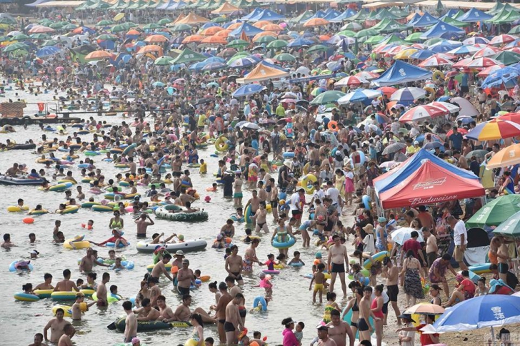 Toată lumea la mare. Imagini virale cu mulțimea de pe o plajă din China