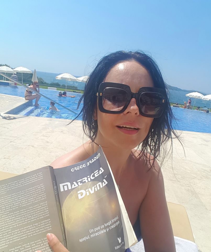 Andreea Marin, în costum de baie la 41 de ani 