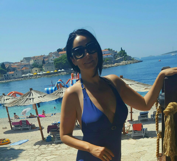 Andreea Marin, în costum de baie la 41 de ani 