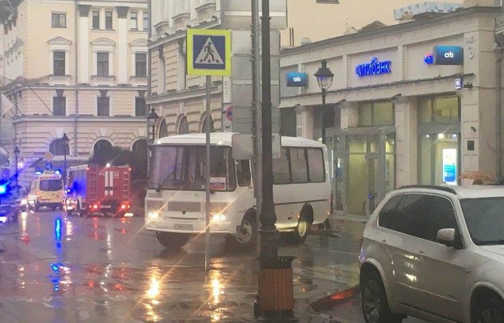 Luare de ostatici într-o bancă din Moscova. Atacatorul ameninţa că se detonează: s-a predat UPDATE