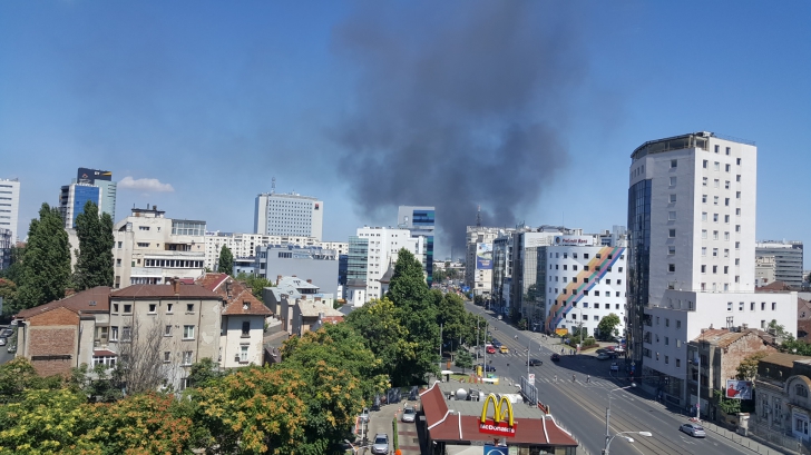 FOTO Incendiu puternic în Capitală, în apropierea unui centru comercial! 