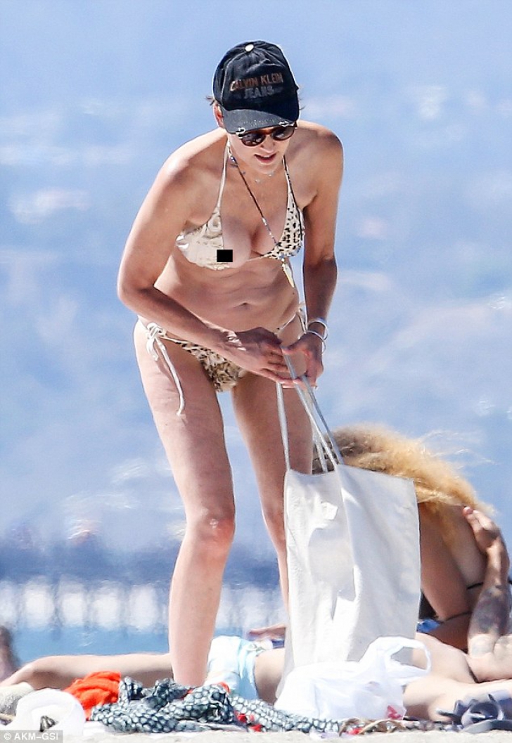 Adio, diva din Basic Instinct! Cum arată Sharon Stone pe plajă, la 58 de ani