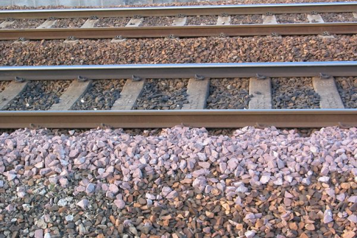V-aţi întrebat vreodată de ce căile ferate sunt umplute cu pietre ascuţite? Iată secretul!