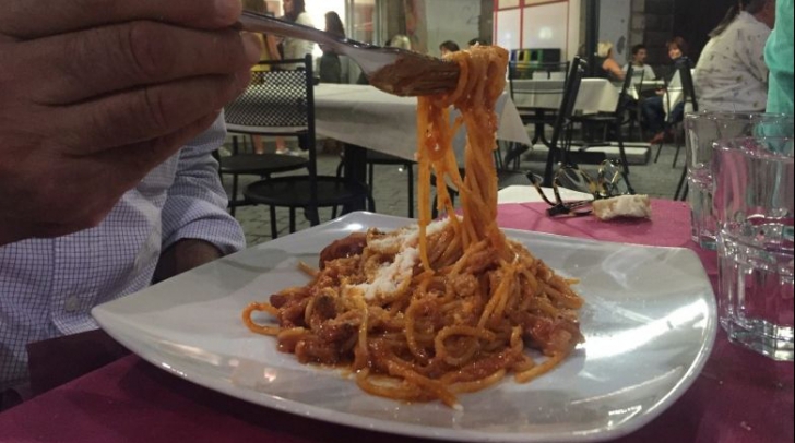 Cozi la Torino pentru a cumpăra spaghetti all’amatriciana! Banii, strânși pentru victimele seismului