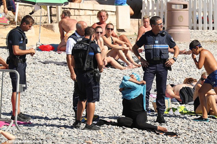 Femeie obligată de poliţişti să îşi dezbrace costumul de baie musulman burkini, la plajă în Nisa