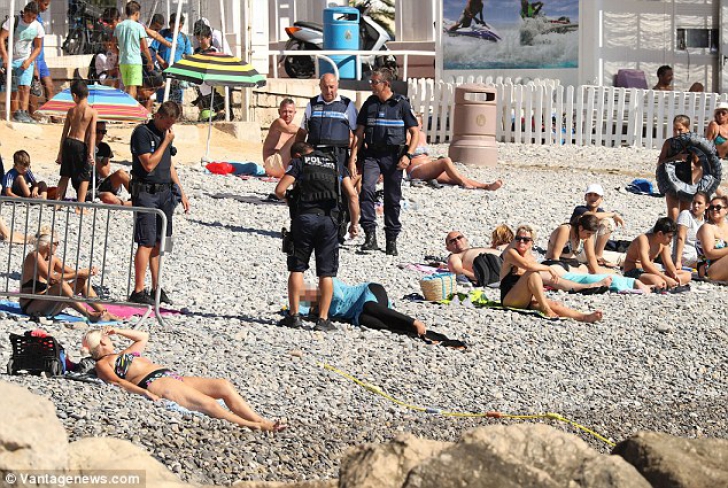 Femeie obligată de poliţişti să îşi dezbrace costumul de baie musulman burkini, la plajă în Nisa