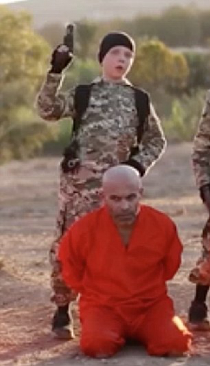 Imagini şoc: copii folosiţi de ISIS drept călăi. Unul dintre ei, un britanic blond cu ochi albaştri