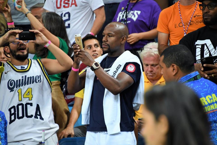 JO 2016. Cum a apărut Floyd Mayweather la meciul de baschet SUA-Argentina. Ce bijuterii a etalat