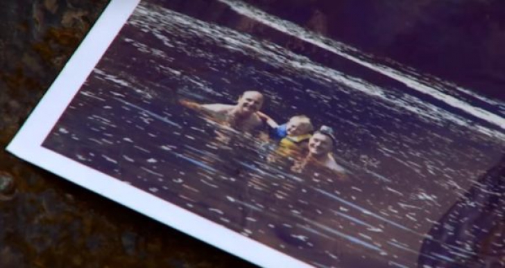 A găsit un aparat foto pe fundul unui lac. L-a luat acasă, l-a restaurat şi... ŞOC! Ce poze ascundea