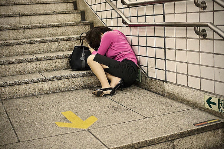 Poze incredibile cu angajaţii epuizaţi din Tokyo care adorm pe străzi 