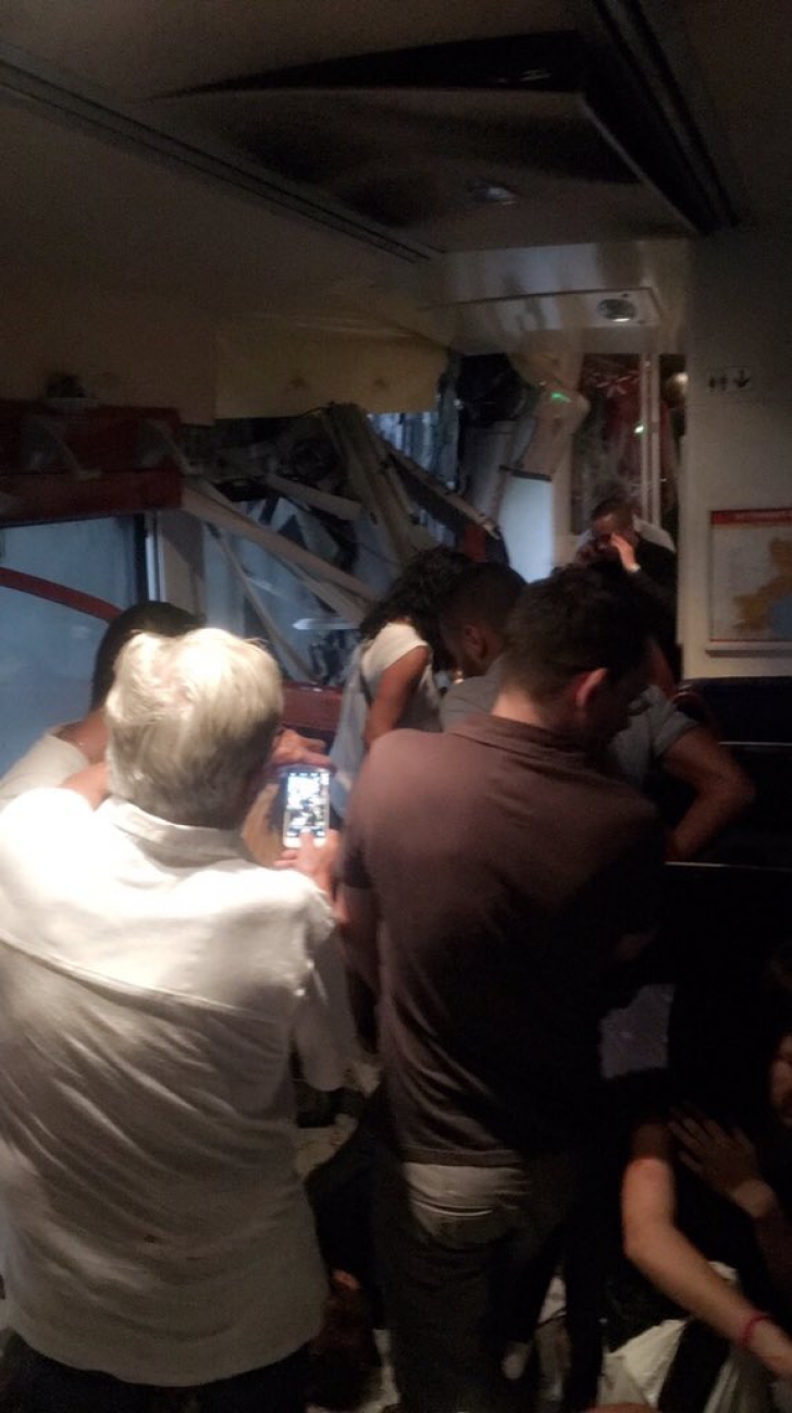 Aproximativ 60 de persoane au fost rănite, zece fiind în stare gravă, după ce un tren de pasageri a lovit un arbore căzut pe calea ferată, în sudul Franţei, afirmă surse citate de cotidianul Le Figaro.
