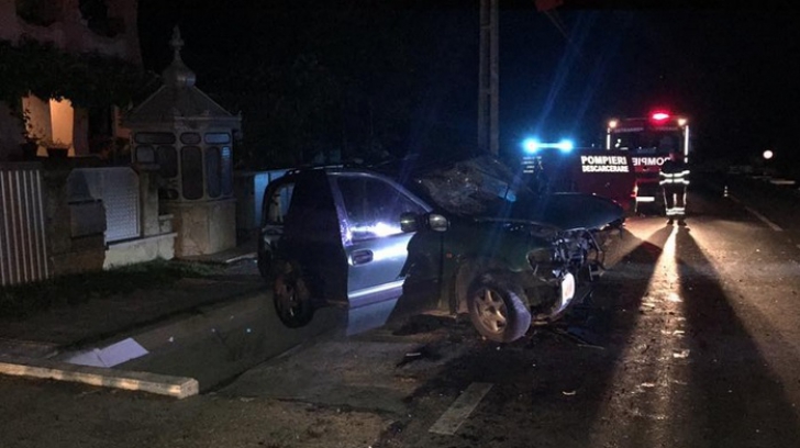 Accident noaptea trecută, la Suceava: patru răniţi. Maşina s-a izbit de un cap de pod