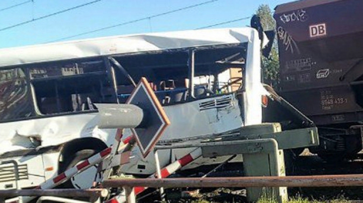 Accident CUMPLIT în Germania: un tren a lovit un autobuz. Zece persoane rănite