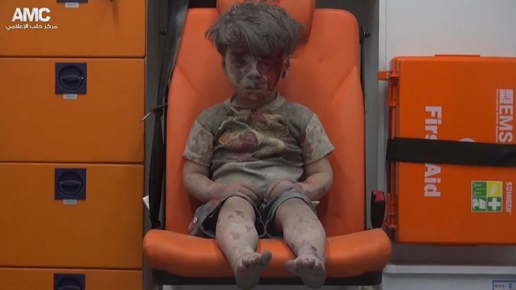 Sfâşietor: adevărata faţă a războiului. Un băieţel de 5 ani singur şi rănit, imaginea Siriei