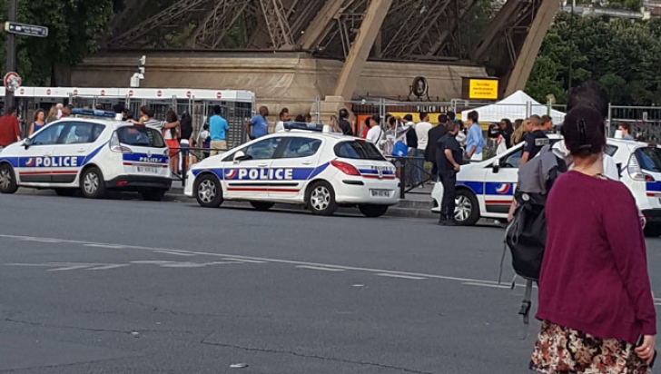 Alarma falsă la Paris. Turnul Eiffel, evacuat. Un turist îşi uitase rucsacul