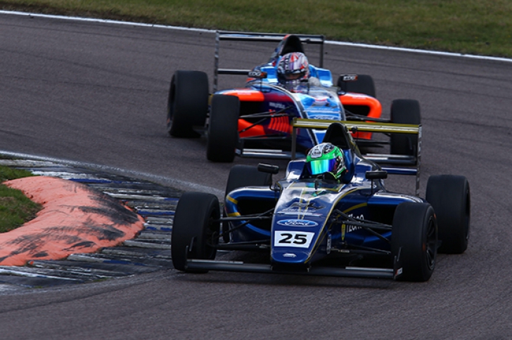 O româncă de 16 ani a ajuns la Campionatul Britanic de Formula 4 