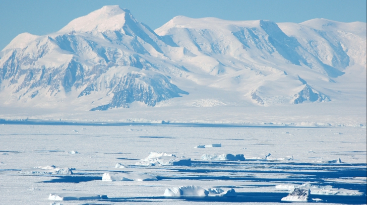 O  crăpătură imensă din stratul de gheaţă al Antarcticii provoacă panică printre oamenii de ştiinţă