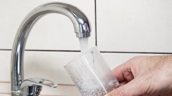 Mii de locuitori disperaţi, după ce au fost avertizaţi că apa de la robinet îî poate îmbolnăvi