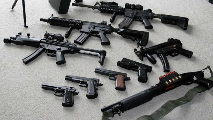 Anchetă: Traficanţi de arme din România le vând arme tuturor celor care doresc