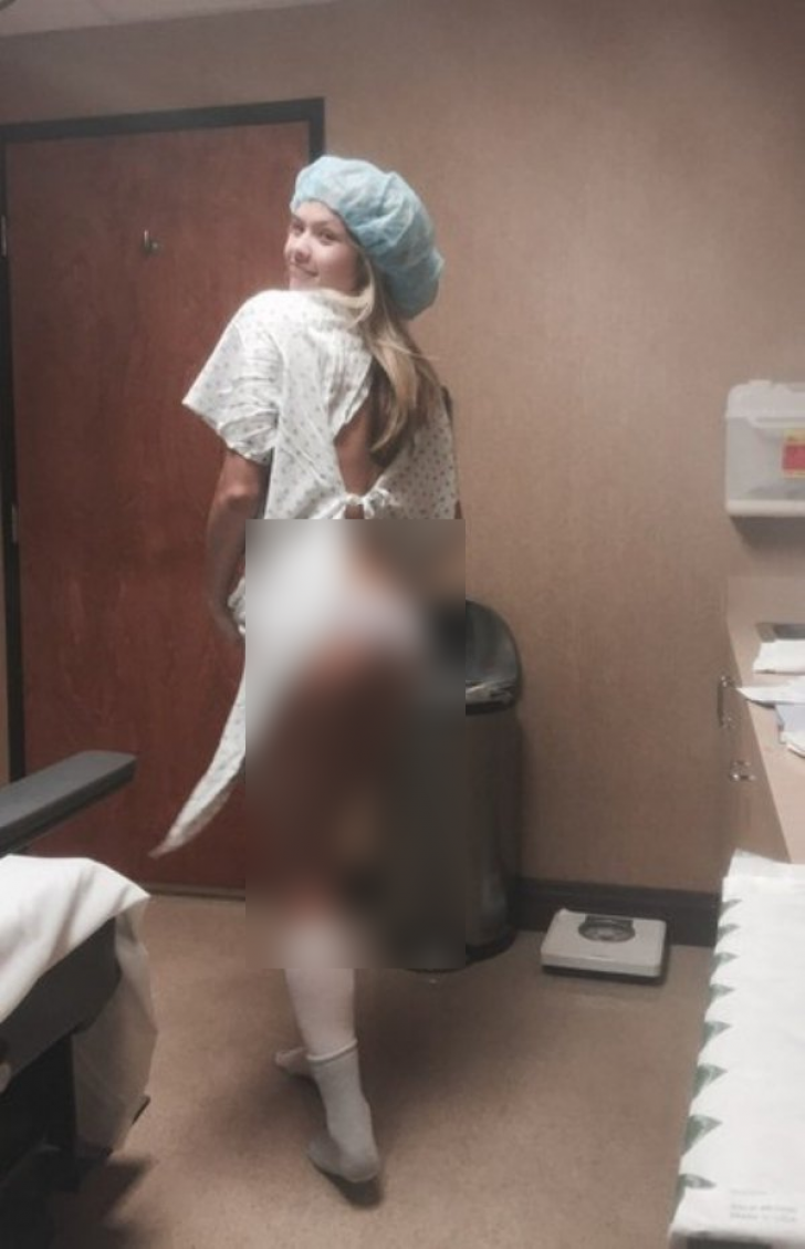 O asistentă medicală s-a pozat AŞA în sala de operaţii.Managerul spitalului a aflat şi a dat-o afară