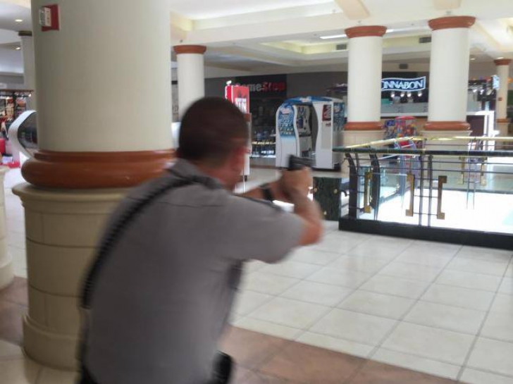 Panică într-un mall din SUA: mai multe focuri de armă au fost trase! Primele IMAGINI