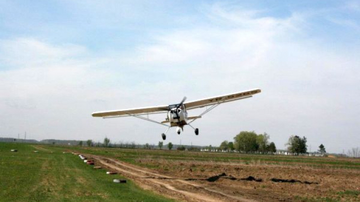 Avion de mici dimensiuni, ATERIZARE forţată pe un câmp din Argeş