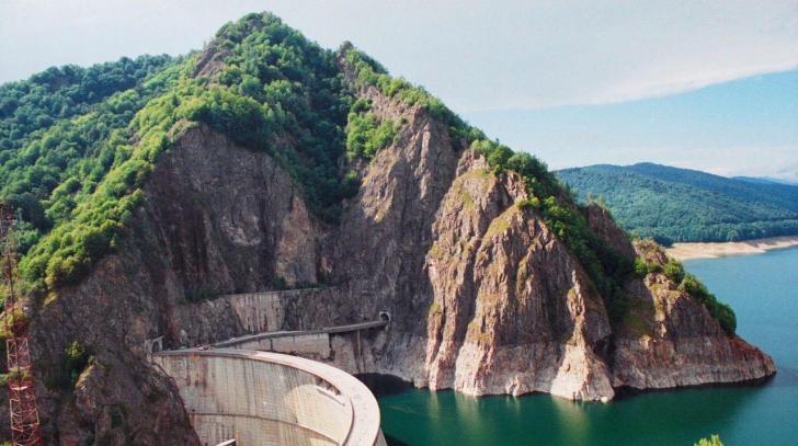 Barajul de la Vidraru este una dintre cele mai importante amenajări hidroenergetice din România
