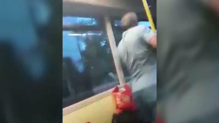  Scandal monstru în autobuz, la Suceava. Doi bărbaţi s-au luat la bătaie sub ochii călătorilor