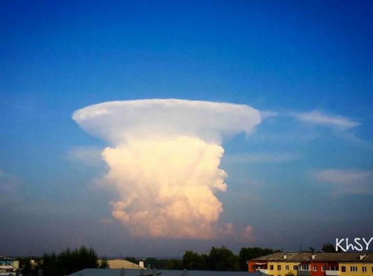 O ”ciupercă” precum cea nucleară a apărut brusc pe cer. Mii de oameni au sunat la Urgențe